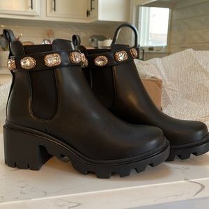 Brand NEW! Steve Madden Amulet black booties